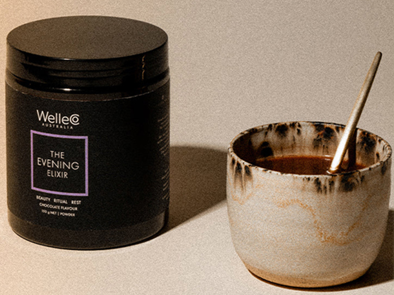 The Evening Elixir de WelleCo preparado como bebida caliente nocturna