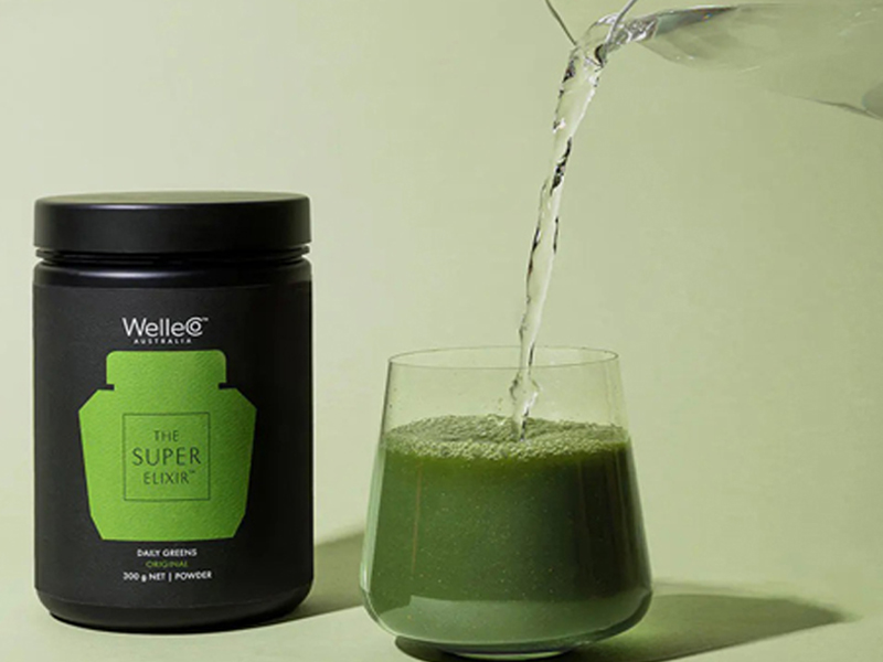 The Super Elixir de WelleCo preparado con agua para tomar por la mañana